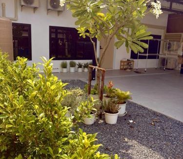 Lat Krabang Hostel | 177 Jin's Cozy Airport Home