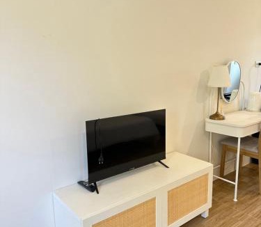 U Thong Hotel | โรงแรมซุนเซนโฮมแอนด์คาเฟ่