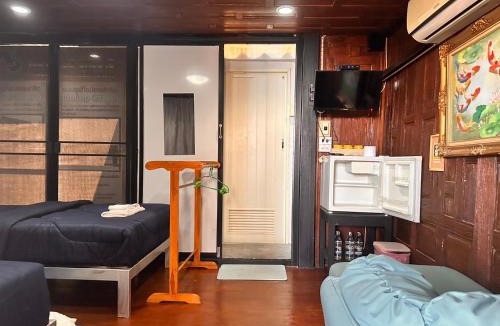 Uthai Thani House | SolarCell walking street Homestay - โซล่าเซลล์ถนนคนเดินโฮมสเตย์