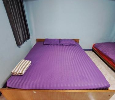 Krathum Baen Hotel | บ้านสายรุ้ง กระทุ่มแบน