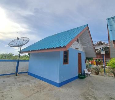 Krathum Baen Hotel | บ้านสายรุ้ง กระทุ่มแบน