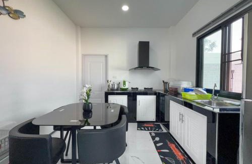 Nikhom Phatthana Villa | Kuekul Pool Villa
