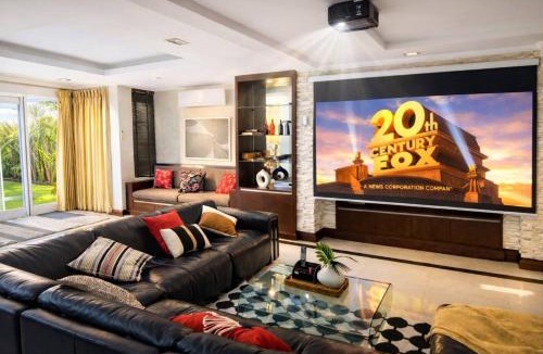 Khlong Tan House | Low-Rise House for Groups Near BTS & EmDistrict For Spacious Cozy Stay
