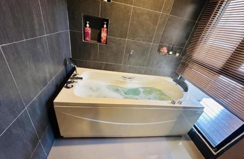 Khlong Sam Prawet Apartment | Coco City Jacuzzi 1-Airport City Access