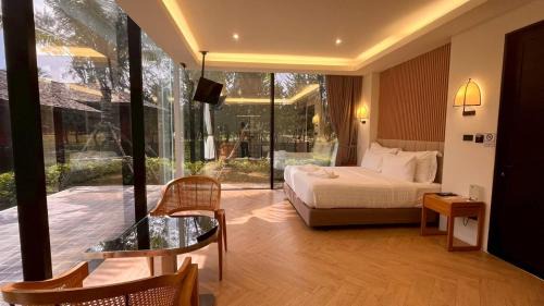Chakphong Hotel | Mirror Mirror Hotel Cafe & Restaurant