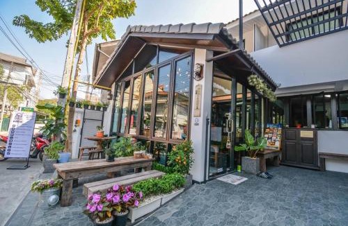 Sri Phum Hostel | Baan Lung Poshtel