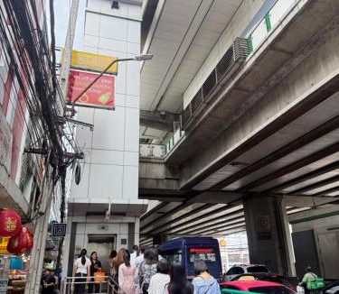Bang Na Hostel | Terlyn Hostel & Cafe