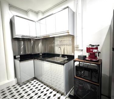 Bang Phlat Apartment | Number 31 Bangkok Family