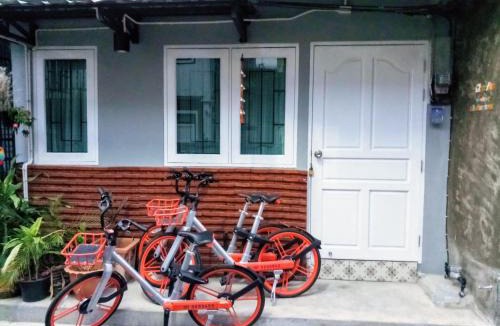 Wua Lai House | Cosy Town Home at the Old City