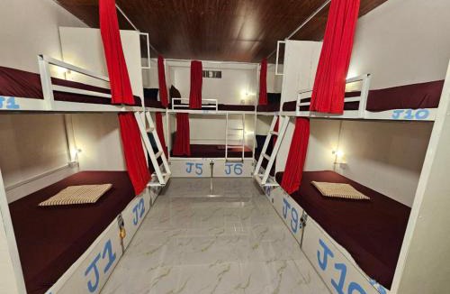Santuk Hostel | Top Views Retreat
