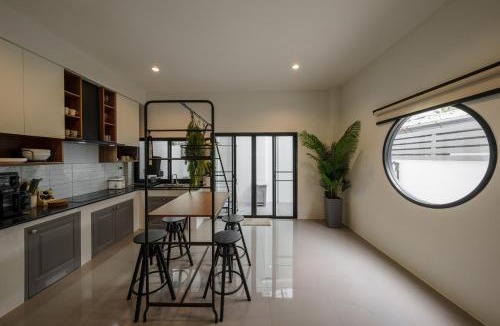 Phra Khanong Nuea House | Cozy Spacious 4BR Villa, 12pax, 200m BTS PhraKhanong, 10min ThongLo, Fast 500mbps Wifi