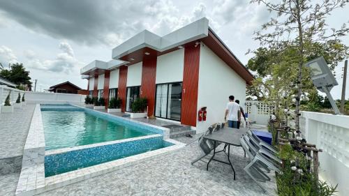 Pho Thong House | ดาด้าพูลวิลล่า