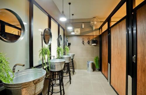 Wang Burapha Phirom Hostel | Bangkok Bed and Bike