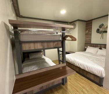 Pom Prap Sattru Phai Hostel | Victory Place