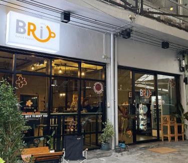 Khlong San Hostel | Brio Cafe and Hostel