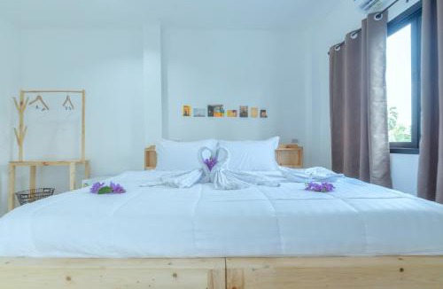 Chaloem Phra Kiat Hostel | Phanomrung Hostel & Linn Chan Cafe พนมรุ้ง โฮส์เทล แอนด์ ลิณณ์จัง คาเฟ่