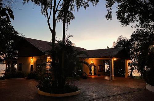 Vientiane Prefecture Hotel | Lao Lake House