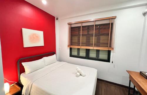 Pom Prap Sattru Phai Hostel | Peace Factory Hostel