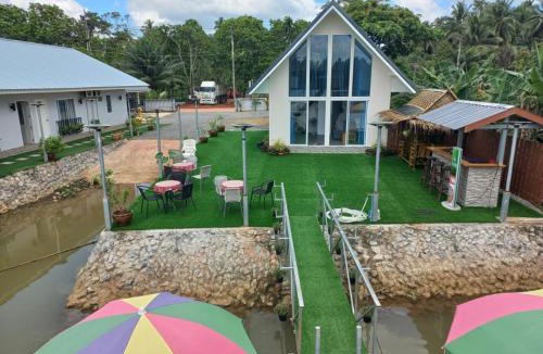 Ban Pa Yang House | Boat house marina restaraunt and homestay
