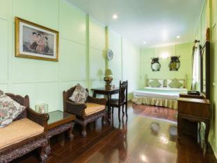 Wat Sam Phraya House | Samsen Sam Place