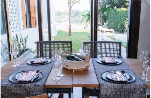 Kamphaeng Phet Hotel | White Wall Riverfront Hotel