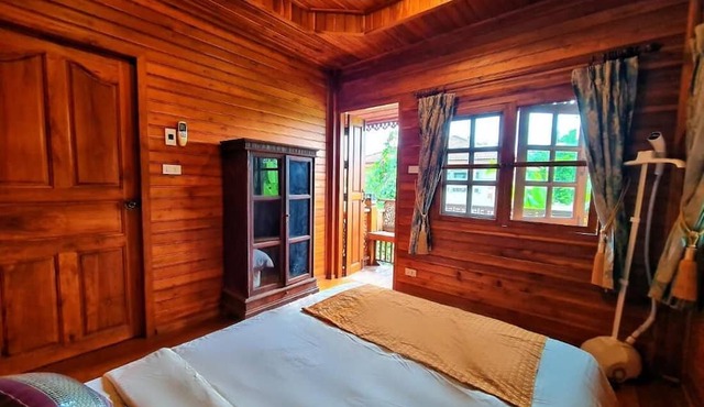 300 Years Old Wooden House w 3 Bedrooms and big Yard