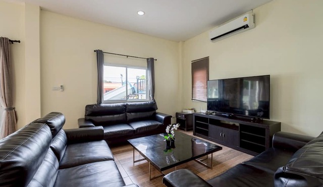 Luxurious 12-bedroom Villa Retreat in Tambon Pong, Thailand in Bang Lamung