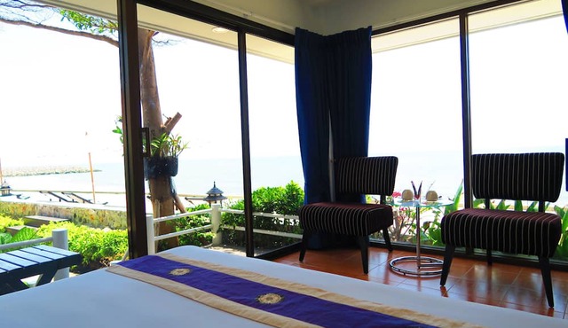 Chomtalay Resort at Had Chaosamran Beach in Ban Laem
