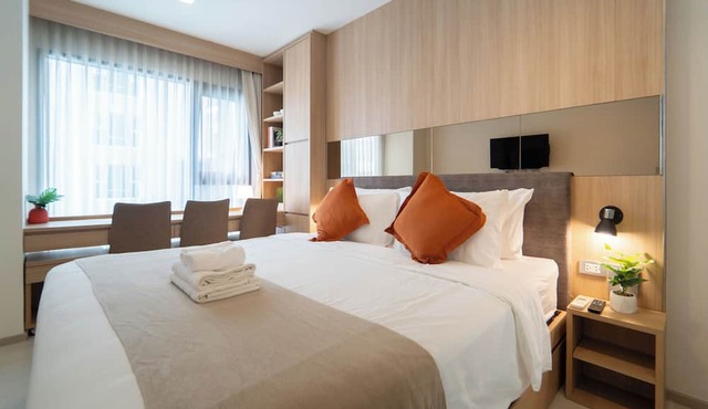 Modern 2BR Thong Lo BTS with Pool, Gym Sauna