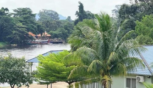 Private villa along Teuk chhou in Kampot province in Terkchu