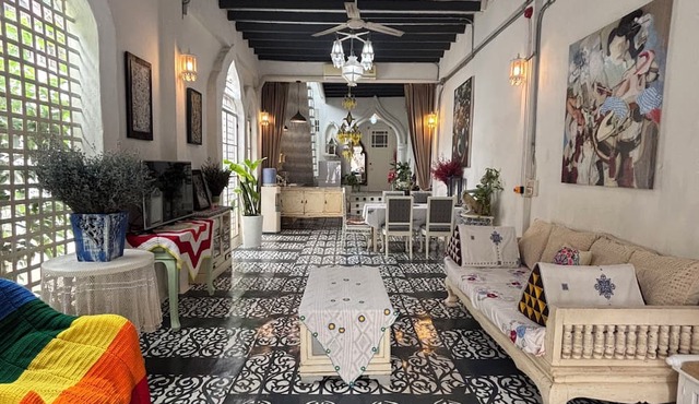 A colorful Bohemian retreat with unique design and cozy vibes. Good location in Chang Wat Chiang Mai