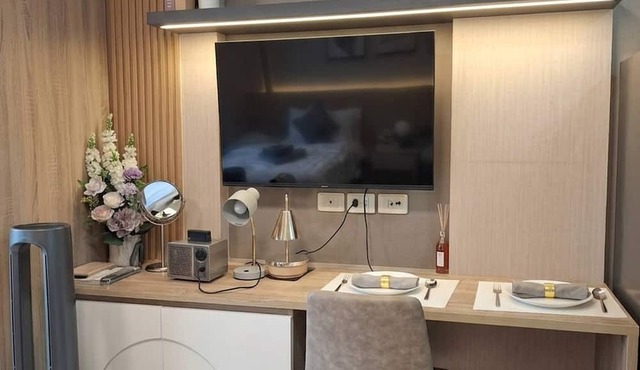 Modern Studio Pool View, King bed, BTS Punnawithi