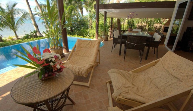 Beachfront Oasis with Private Pool and Jacuzzi on Samui's Bang Por Beach in อำเภอเกาะสมุย