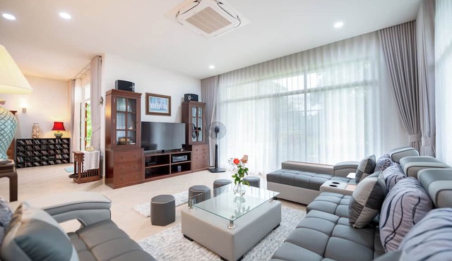 Sriwaree Pool Villa Khao Lak - 8 meter Pool - 3 bedroom-2 bath in Khuekkhak