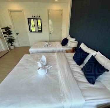 The Eiffel Cafe and Hotel in Ban Khlong Lat Bua Khao