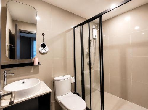 1 minute to the subway entrance Mrt Huai Khwang Most cozy room in this city central The condo has an infinity swimming pool and gym on the top floor