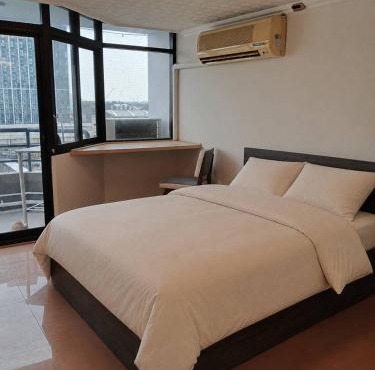 Chao Phraya River Breeze Condo with Tub near MRT