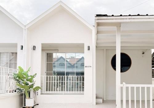 White House Near Chiang Mai Airport 3BR in Chiang Mai