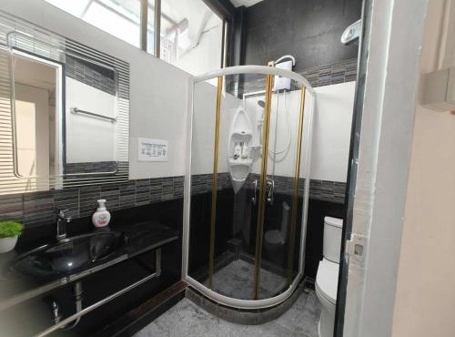 Cozy Living Sukhumvit 38 with Pool Table near BTS Thonglor in Khlong Toei