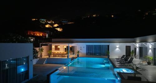 Luxury Villa with Unique Glass Pool 5BR 10 Guests