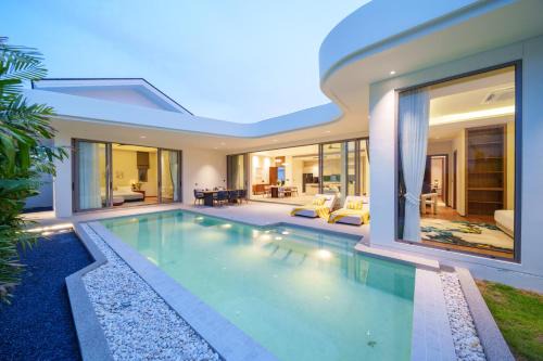 Manor 4BR Pool Villa in Phuket in Ban Phak Chit