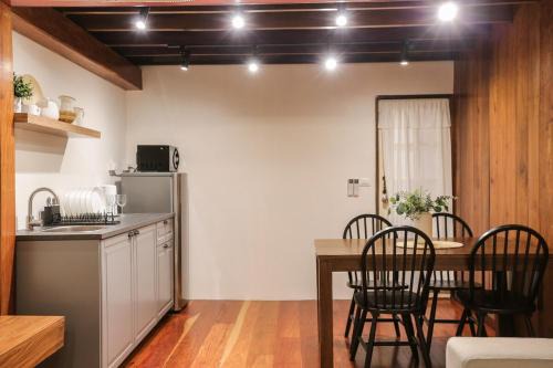 Rustic Cabin Flat at China Town 2min walk to MRT