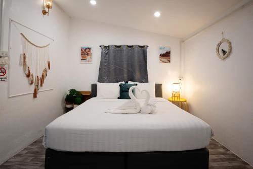 Oceanfront Villa at Bang po Beach-Koh Rooms in Ban Bang Po