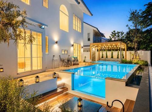 Whitewood 5-Bedroom Private Pool & Jacuzzi Villa near Chiang Mai Airport in Chiang Mai