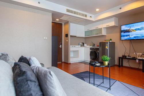 Simple Stay 1BR & Pool View BTS Thonglor