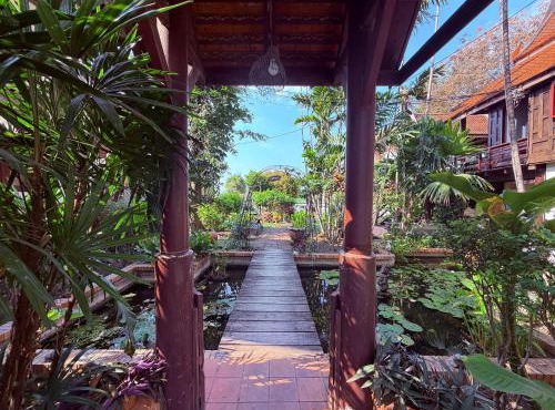Ayutthaya Garden River Home in Ban Bang Krasan