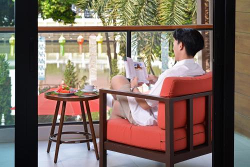 March Hotel & Suite Riverside