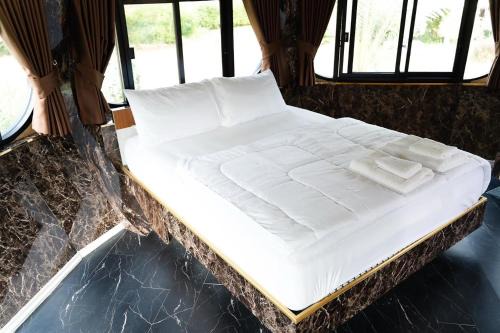 Honey Queen Resort in Ban Tha Manao