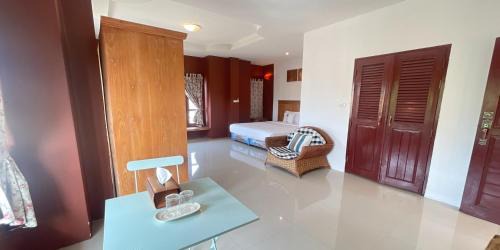 Yellow Tique Hotel in Lampang