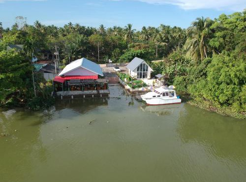 Boat house marina restaraunt and homestay in Suratthani